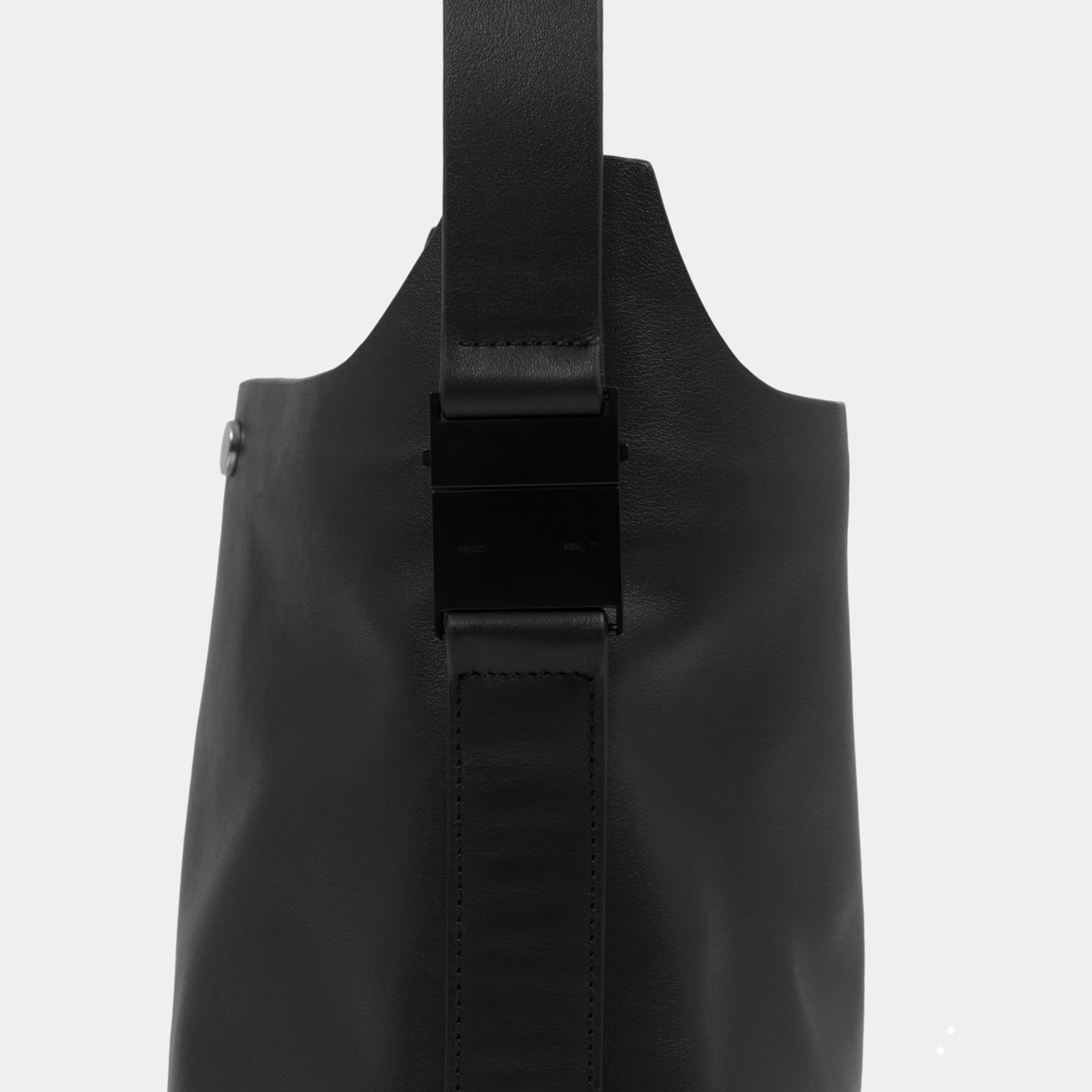 HE, product: MANTICA BAG (Fig. 4)