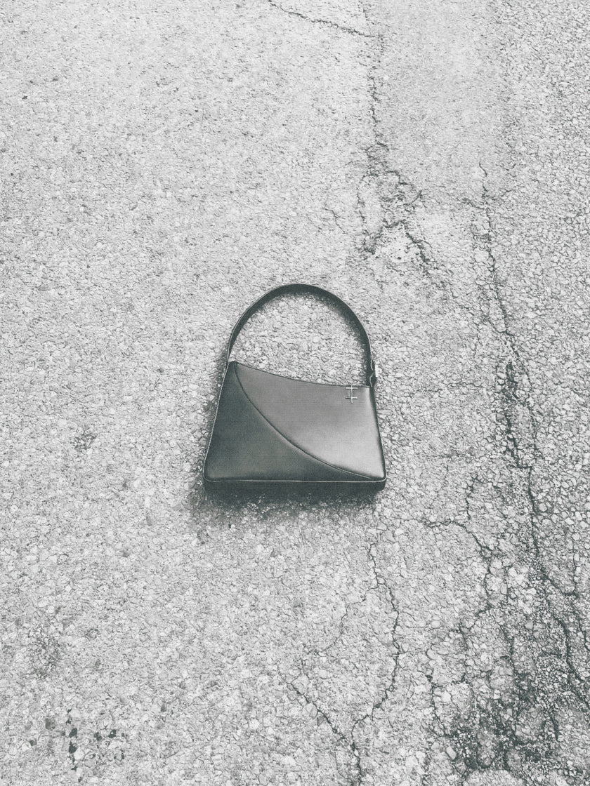 HE, product: EXINE SHOULDER BAG (Fig. 17)