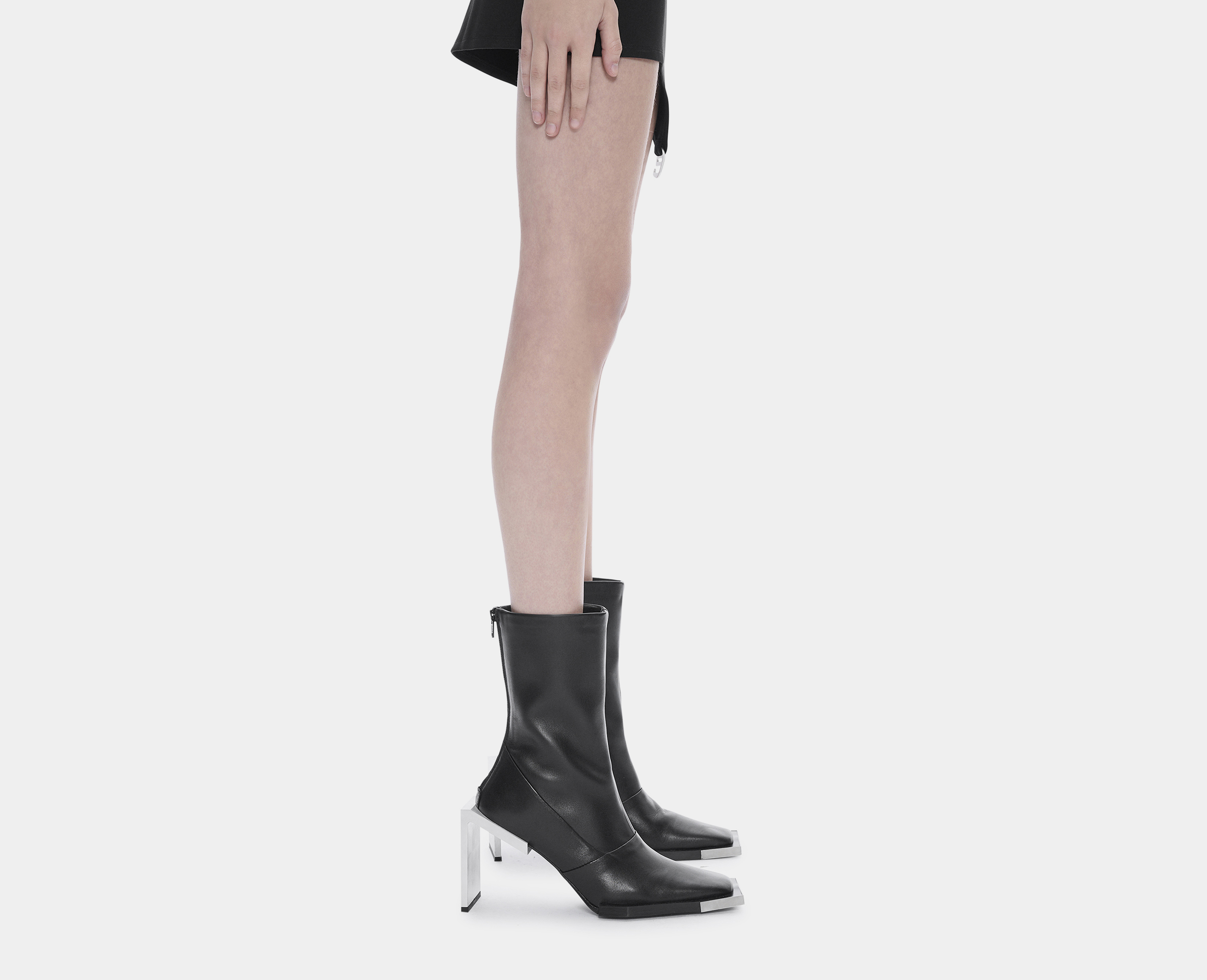 HE, product: ANKLE-HIGH BOOTS (Fig. 3)