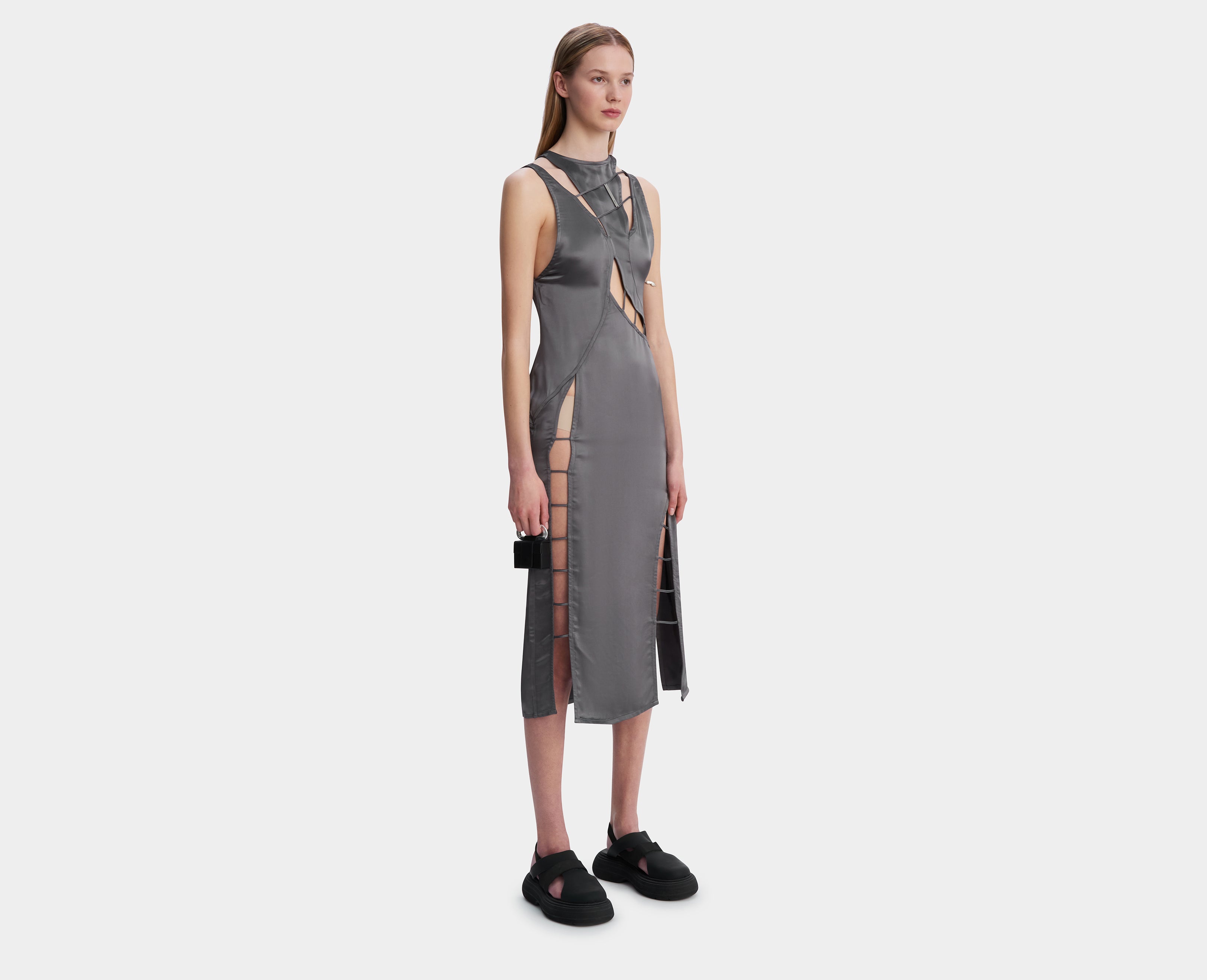 HE, product: CHORDATA DRESS (Fig. 3)