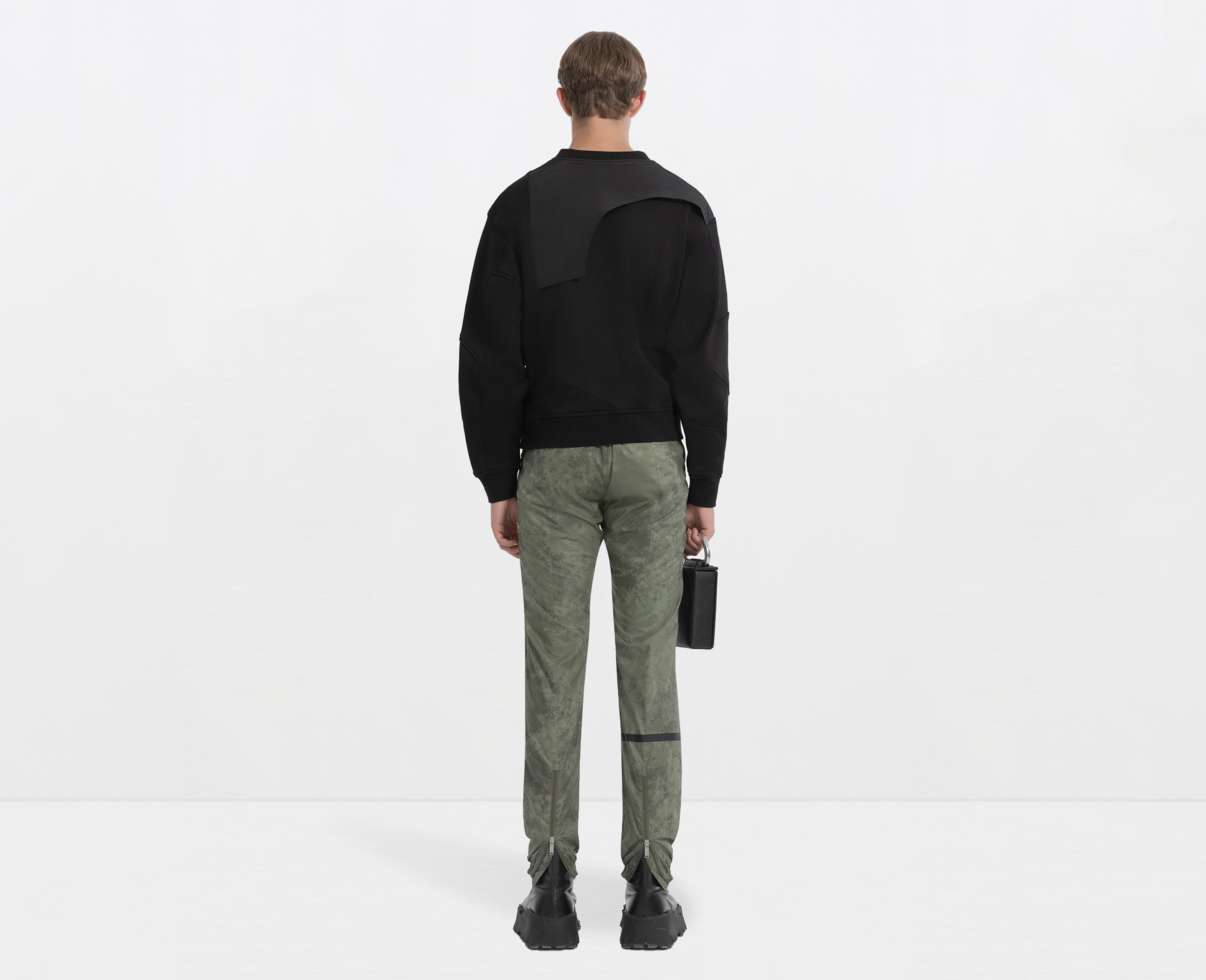 HE, product: DECONSTRUCTURED SWEATER (Fig. 3)